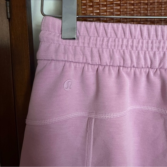 Lululemon Softstreme High-Rise Short 4"
Rose Blush size 4 - Picture 8 of 9
